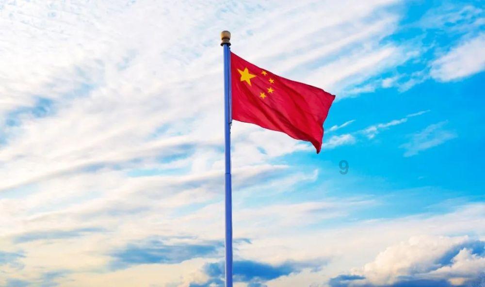李湘退休后复出捞金，被质疑“缺钱”，王诗龄戴6万多项链跳舞