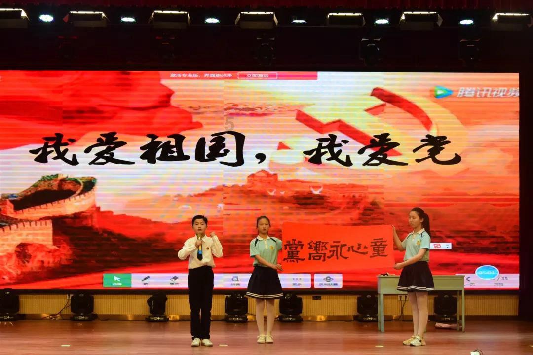 巩俐和74岁老公同框像“母子”她200斤打扮老土，而老公像小伙