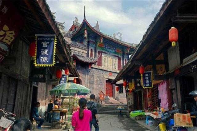 叛徒连中三弹，子弹穿过脖子居然未死，二次刺杀乱枪击毙